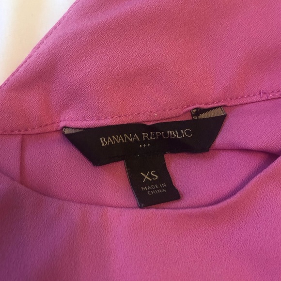 Banana Republic pink top. Size XS. 100% polyester. - Picture 4 of 5